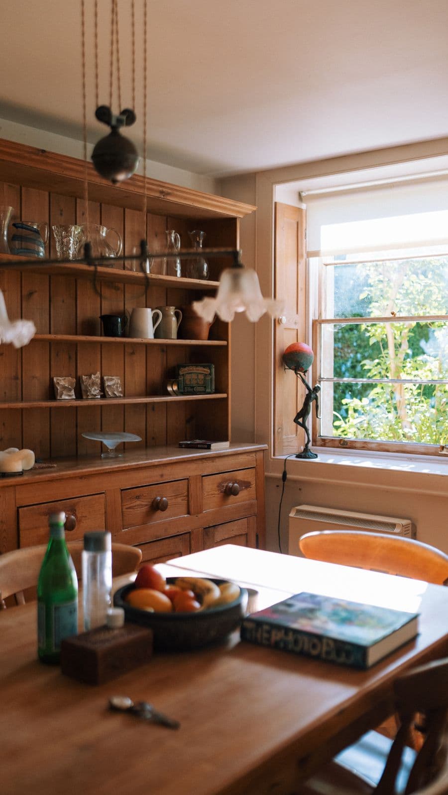 Cozinha com itens de mesa e utensílios decorativos.