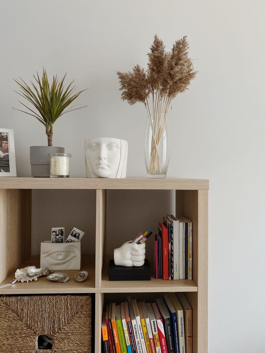 Composição de peças da coleção HOME em ambiente de sala.
