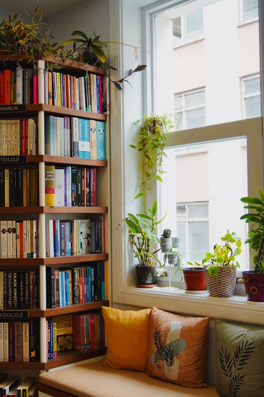 Ambiente decorado com peças em tons terrosos da coleção HOME.