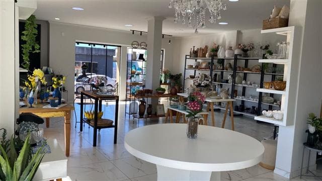 Ambiente montado dentro da loja HOME, mostrando móveis e iluminação combinados.